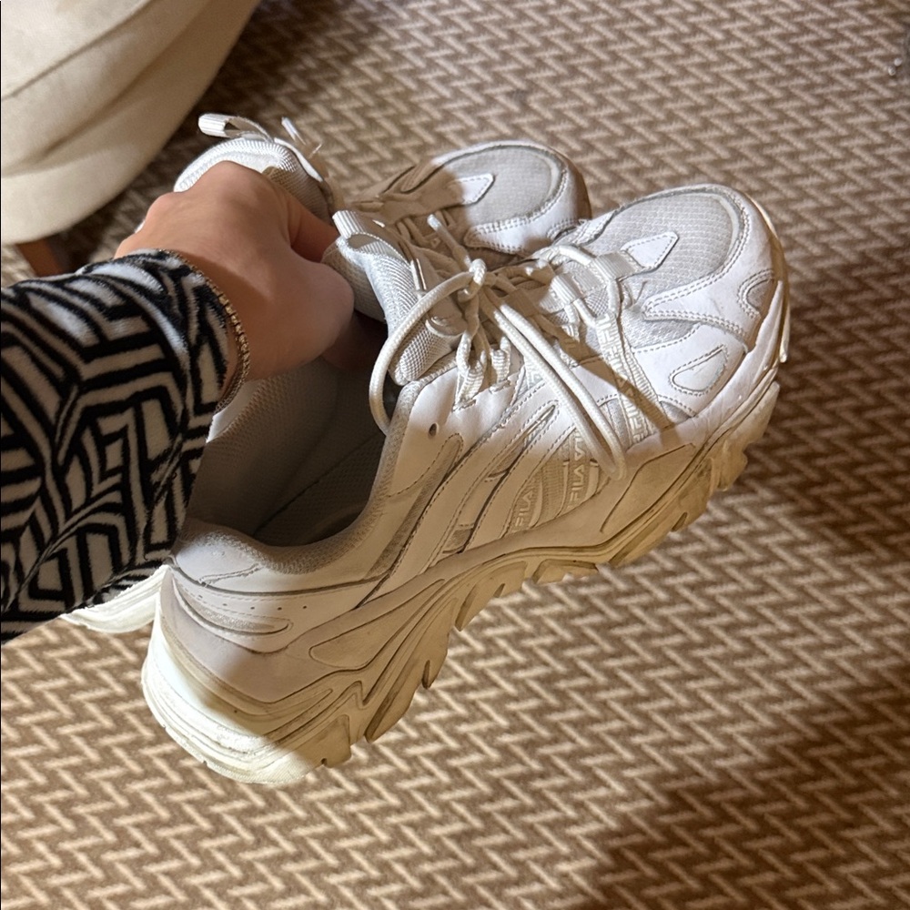 File sneakers